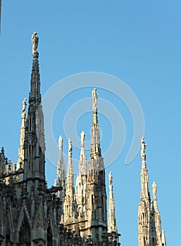 Cinque da torri da cattedrale piedi gruppi da tre un due contro blu estate il cielo 