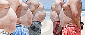 Cinco muy obeso gordo hombres sobre el Playa 