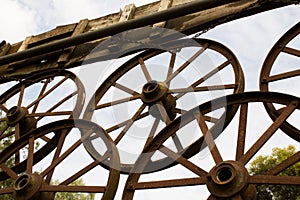 Five wagon wheels that recall the symbol of the Olympics