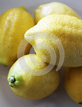 Five yellow lemons whit left zoom