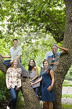 Five young friends around a tree