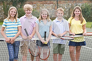 Cinco joven amigos sobre el tenis la corte 