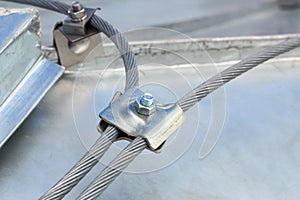 Fixing an aluminum ground wire on the galvanized roof of the building