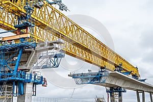 Fixing elements of concrete when building a bridge