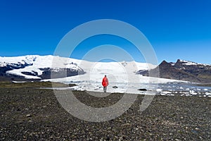 FjallsÃ¡rlÃ³n is a glacier lake at the south end of the Icelandic glacier VatnajÃ¶kull