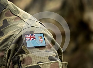 Vlajka z fidži na vojenský jednotný. armáda ozbrojený sily vojaci. koláž 