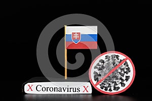 Vlajka Slovenska s bunkou typu Covid-19, ktorá patrí do skupiny RNA vírusov. Pandemická choroba na rovnakom základe ako chrípka.