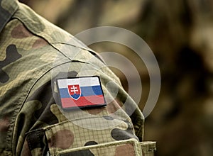 Vlajka Slovenska na vojenskej uniforme. Armáda, ozbrojené sily, vojaci. Koláž