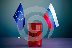 Flags of the EU and Russia and a barrel of oil as a symbol of sanctions.