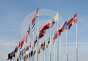 Bandiere da alcuni paesi agitando 