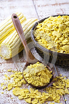 Flaked corn flour or biju flour, it is a hydrated flour, crushed and then roasted. The result is thick flakes