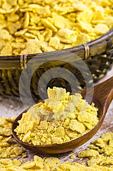 Flaked corn flour or biju flour, it is a hydrated flour, crushed and then roasted. The result is thick flakes