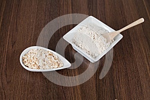 Flaked oats and powdered oats