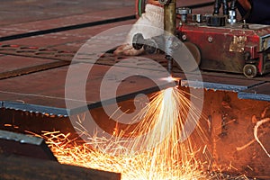 Flame cutting process by oxygen and acetylene cutting machine