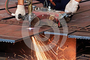 Flame cutting process by oxygen and acetylene cutting machine