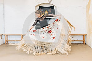 flamenco dancer placing the manila shawl