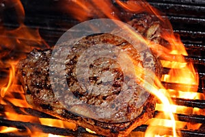 Vaření t-bone steaky na otevřeném grilu.