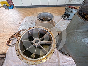 Flange with riser blades in axial hydrodynamic pump turbine