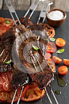 Flank steak on skewers with tomatoes