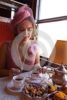 Flapper dress 1920 lady lunch in train