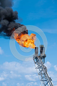 Flare tip of gas processing platform to vent and burn toxic, release gases to safe area