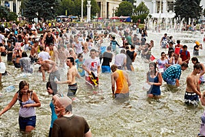 Flashmob Big Water Battle near Fountain