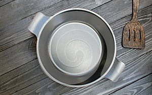 Flat bottom pan and flipper used in frying