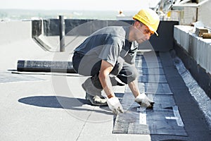 Flat roof covering works with roofing felt