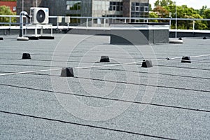 Flat roof protective covering with bitumen membrane for waterproofing
