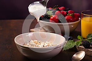 Flavoring oatmeal with white yoghurt and some berries