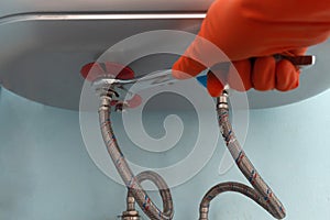 Flexible pipe connection of the heating boiler