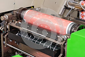 Flexographic machine with ink tray and varnish, ceramic anilox roll, doctor blade and a print cylinder with photopolymer.