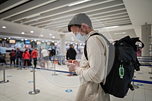 Anos las normas durante19 epidemia solo en protector. nuevo. enmascarado hombre teléfono en la mano 