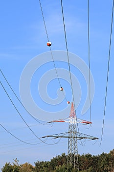 Flight warning balls for securing aircraft on the earth wire of a high voltage road