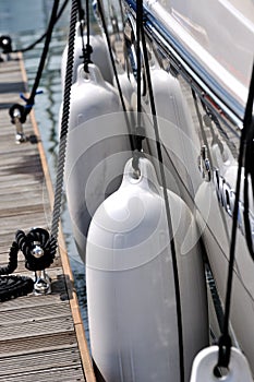 Floater and rope of yacht attach on dock