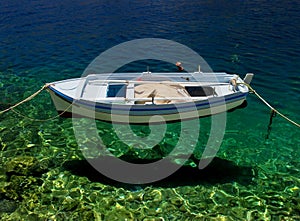 Hermoso está bien un barco flotante sobre el el mar su sombra sobre el más bajo 