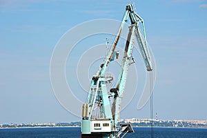 Floating cargo crane