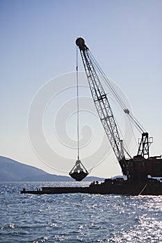 Floating crane