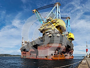 Floating crane vessel