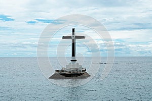 Flotante cruz sobre el ellos irrumpieron cementerio las Filipinas 