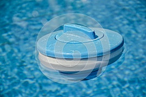 Floating distributor for chlorine in swimming pool