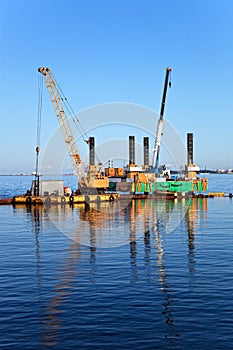 Floating dredging platform