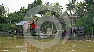 Plovoucí na míza v Kambodža 