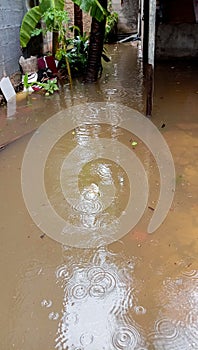 The flood that occurred because the rain had not stopped since last night the water was very cold