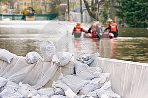 Alluvione protezione sacchi di sabbia 