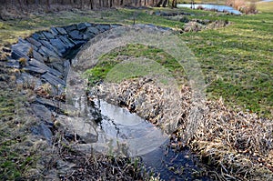 Flooded stream led to a narrow riverbed where the water drains quickly, the bends must be laid out with a stone so that water ero