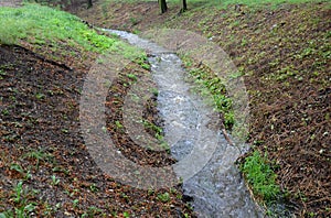 Flooded stream led to a narrow riverbed where the water drains quickly, the bends must be laid out with a stone so that water eros