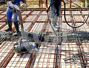 Floor above joists in precast prestressed concrete