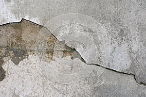 The floor or concrete wall with deep cracks is damaged and water seeps into the wall or the old floor is damaged