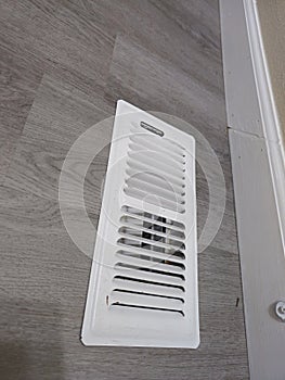 In floor heating duct vent